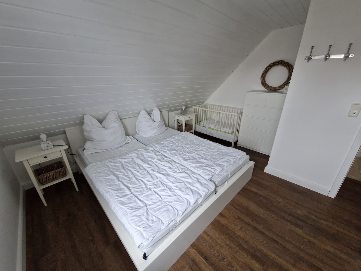 Schlafzimmer 1